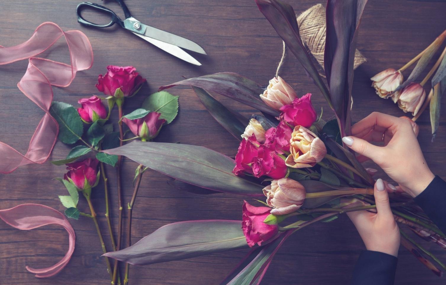 Nahaufnahme eines handgebundenen Blumenstraußes mit verschiedenen Blüten